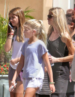 PEOPLE - Denise Richards bummelt mit den Kids in Hollywood
