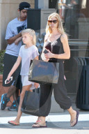PEOPLE - Denise Richards bummelt mit den Kids in Hollywood