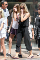 PEOPLE - Denise Richards bummelt mit den Kids in Hollywood
