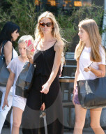 PEOPLE - Denise Richards bummelt mit den Kids in Hollywood