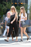 PEOPLE - Denise Richards bummelt mit den Kids in Hollywood