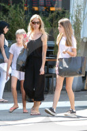 PEOPLE - Denise Richards bummelt mit den Kids in Hollywood