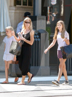 PEOPLE - Denise Richards bummelt mit den Kids in Hollywood