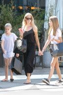 PEOPLE - Denise Richards bummelt mit den Kids in Hollywood