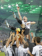 NEWS - Fussball: Basti Schweinsteiger verabschiedet sich mit Tränen und Jubel