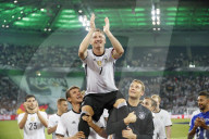 NEWS - Fussball: Basti Schweinsteiger verabschiedet sich mit Tränen und Jubel