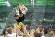 NEWS - Fussball: Basti Schweinsteiger verabschiedet sich mit Tränen und Jubel