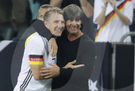 NEWS - Fussball: Basti Schweinsteiger verabschiedet sich mit Tränen und Jubel