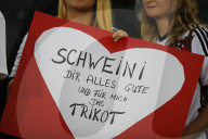NEWS - Fussball: Basti Schweinsteiger verabschiedet sich mit Tränen und Jubel
