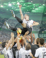 NEWS - Fussball: Basti Schweinsteiger verabschiedet sich mit Tränen und Jubel