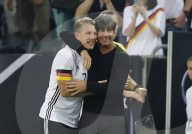 NEWS - Fussball: Basti Schweinsteiger verabschiedet sich mit Tränen und Jubel