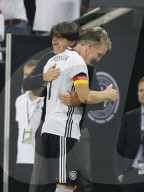NEWS - Fussball: Basti Schweinsteiger verabschiedet sich mit Tränen und Jubel