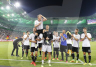 NEWS - Fussball: Basti Schweinsteiger verabschiedet sich mit Tränen und Jubel
