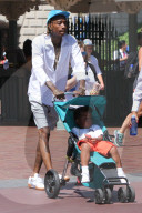 PEOPLE - Wiz Khalifa schiebt den Nachwuchs durchs Disneyland