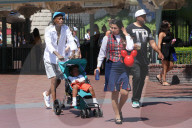 PEOPLE - Wiz Khalifa schiebt den Nachwuchs durchs Disneyland