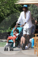 PEOPLE - Wiz Khalifa schiebt den Nachwuchs durchs Disneyland