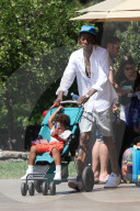 PEOPLE - Wiz Khalifa schiebt den Nachwuchs durchs Disneyland