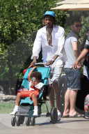 PEOPLE - Wiz Khalifa schiebt den Nachwuchs durchs Disneyland