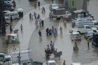 NEWS - Pakistan: Alltag mit Monsoon-Regen in Lahore