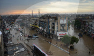 NEWS - Pakistan: Alltag mit Monsoon-Regen in Lahore