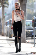 PEOPLE - AnnaLynne McCord telefoniert gerne mit Lautsprecher