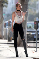 PEOPLE - AnnaLynne McCord telefoniert gerne mit Lautsprecher