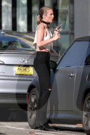 PEOPLE - AnnaLynne McCord telefoniert gerne mit Lautsprecher