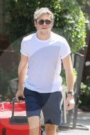 PEOPLE - Niall Horan belädt seinen Jaguar mit Gepäck