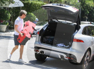 PEOPLE - Niall Horan belädt seinen Jaguar mit Gepäck