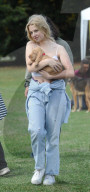 PEOPLE - Promis zeigen eine Herz für Hunde: 'Pup Aid' in Primrose Hill