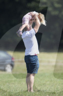 EXKLUSIV - Mia Tindall turnt mit Mike am Rande des Wellington Horse Trials in Hook