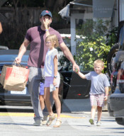 PEOPLE - Ben Affleck mit seinen Kindern in LA unterwegs