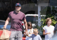 PEOPLE - Ben Affleck mit seinen Kindern in LA unterwegs