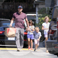 PEOPLE - Ben Affleck mit seinen Kindern in LA unterwegs
