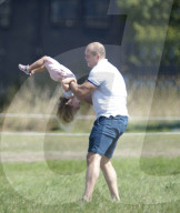 EXKLUSIV - Mia Tindall turnt mit Mike am Rande des Wellington Horse Trials in Hook