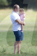 EXKLUSIV - Mia Tindall turnt mit Mike am Rande des Wellington Horse Trials in Hook