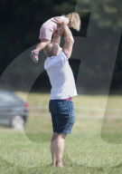 EXKLUSIV - Mia Tindall turnt mit Mike am Rande des Wellington Horse Trials in Hook