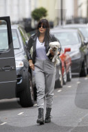 PEOPLE - Daisy Lowe trägt ihren Fiffy Gassi