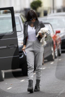 PEOPLE - Daisy Lowe trägt ihren Fiffy Gassi