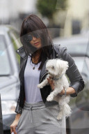 PEOPLE - Daisy Lowe trägt ihren Fiffy Gassi