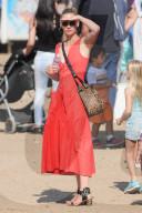 PEOPLE - January Jones mit Klein Xander am Chili Cook-Off in Malibu