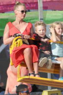 PEOPLE - January Jones mit Klein Xander am Chili Cook-Off in Malibu