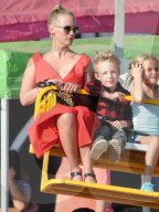 PEOPLE - January Jones mit Klein Xander am Chili Cook-Off in Malibu