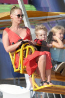 PEOPLE - January Jones mit Klein Xander am Chili Cook-Off in Malibu