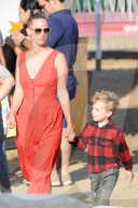 PEOPLE - January Jones mit Klein Xander am Chili Cook-Off in Malibu