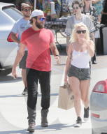 PEOPLE - Lady Gaga fŠhrt Bradley Cooper umher