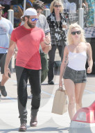 PEOPLE - Lady Gaga fŠhrt Bradley Cooper umher