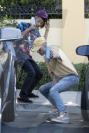 PEOPLE - Jaden Smith albert mit der Wasserflasche herum