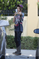 PEOPLE - Jaden Smith albert mit der Wasserflasche herum