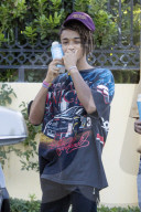 PEOPLE - Jaden Smith albert mit der Wasserflasche herum